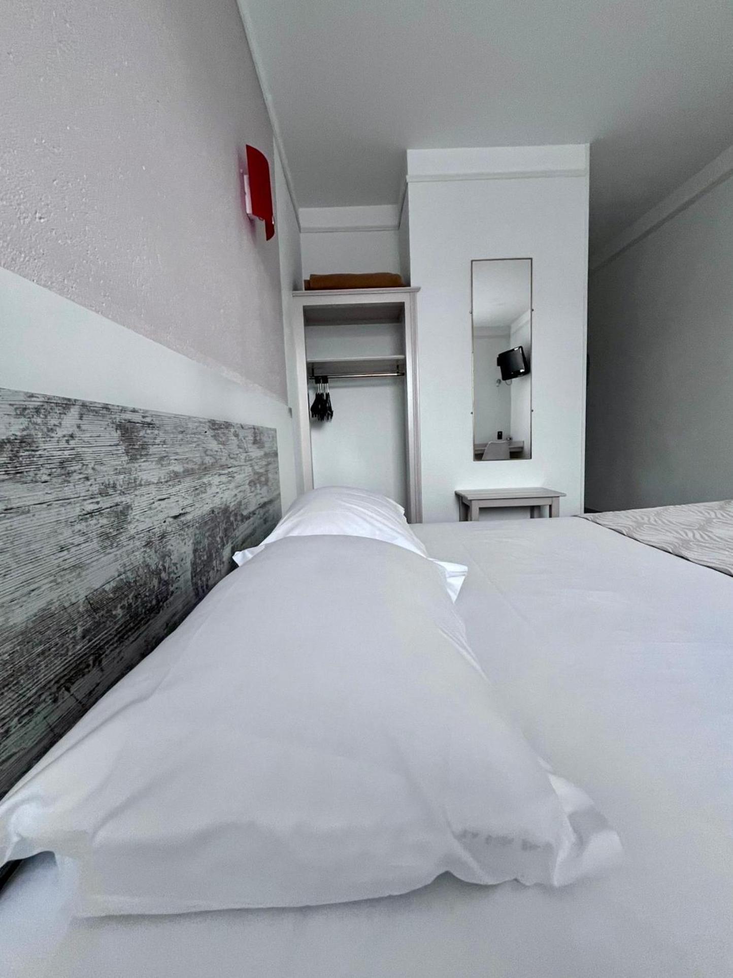 Hotel La Tour Des Anglais Mayenne Exterior photo